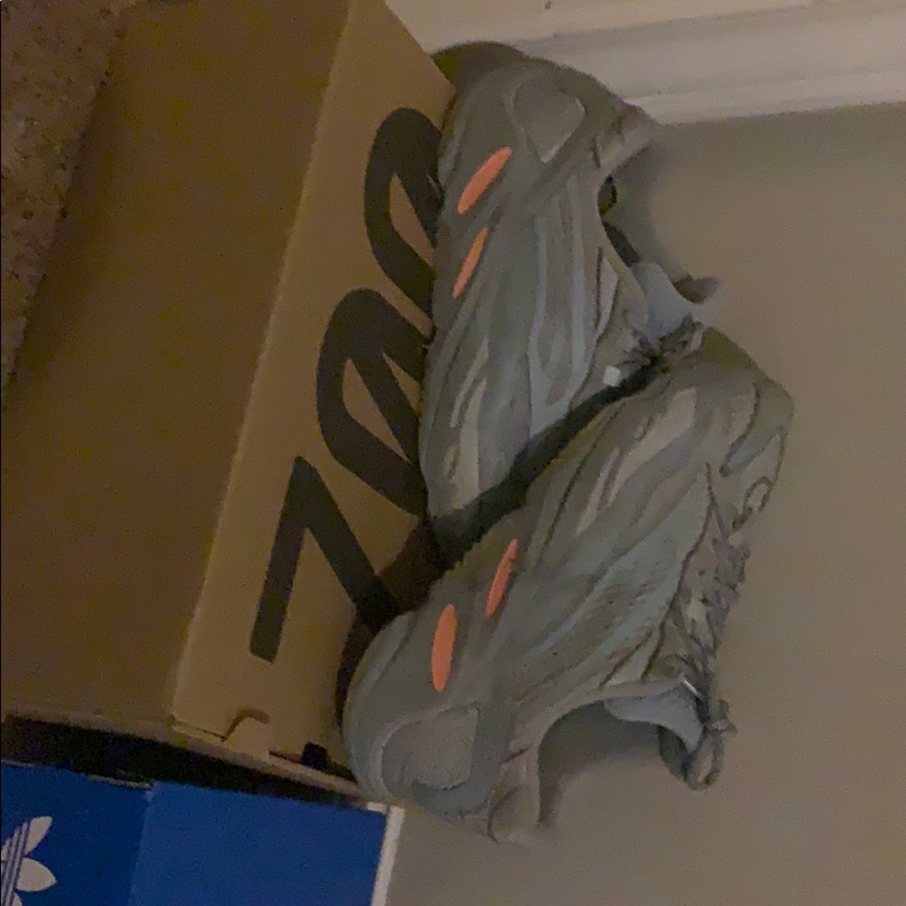 Yeezy 700 V2